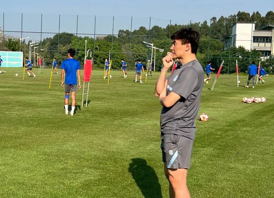 美女被吸下部动态